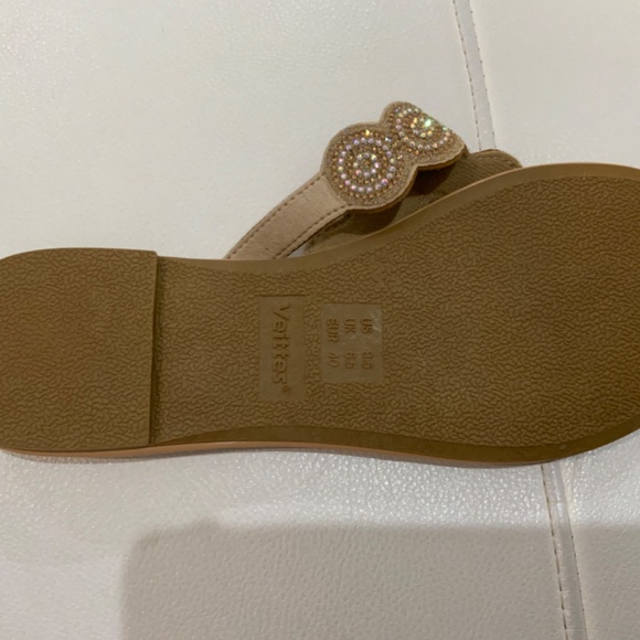 Women’s flat of Veittes sandals,‎ featuring a decorative embellishment of stone. - Picture 7 of 7